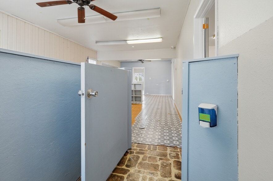 More Photos Of 819 12th Ave S, Nampa Storefront For Sale