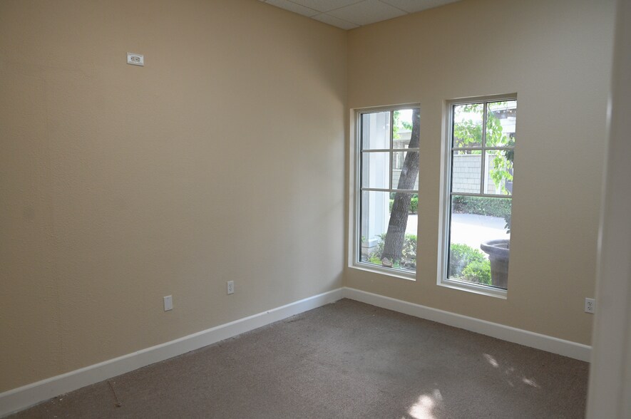 More Photos Of 50 Eagle Rock Way, Brentwood Storefront Retail Office For Lease