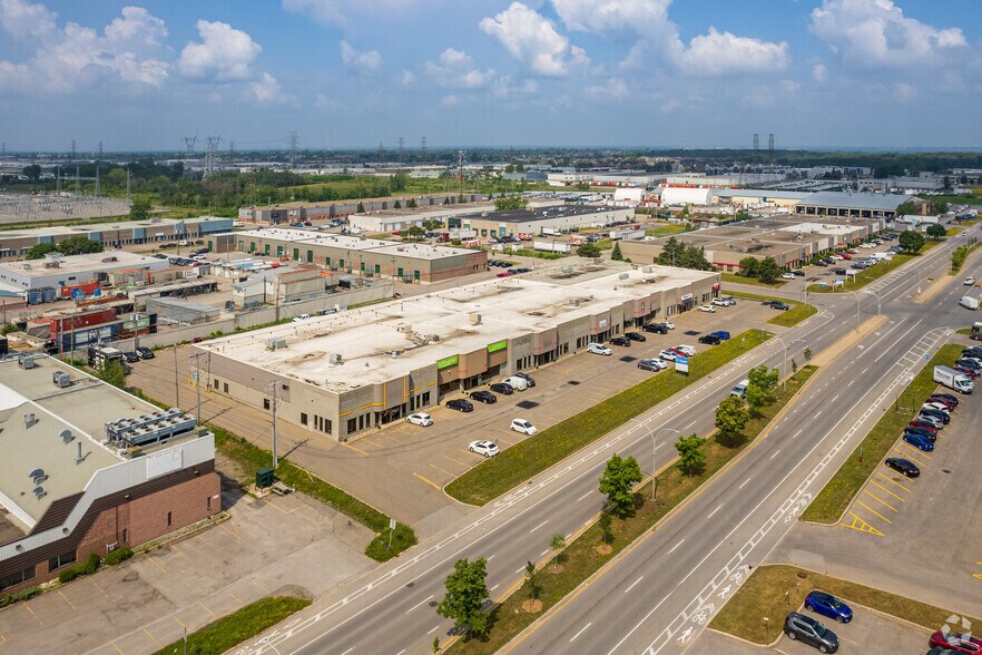 More Photos Of 3370-3418 Boul Industriel, Laval Light Distribution For Lease