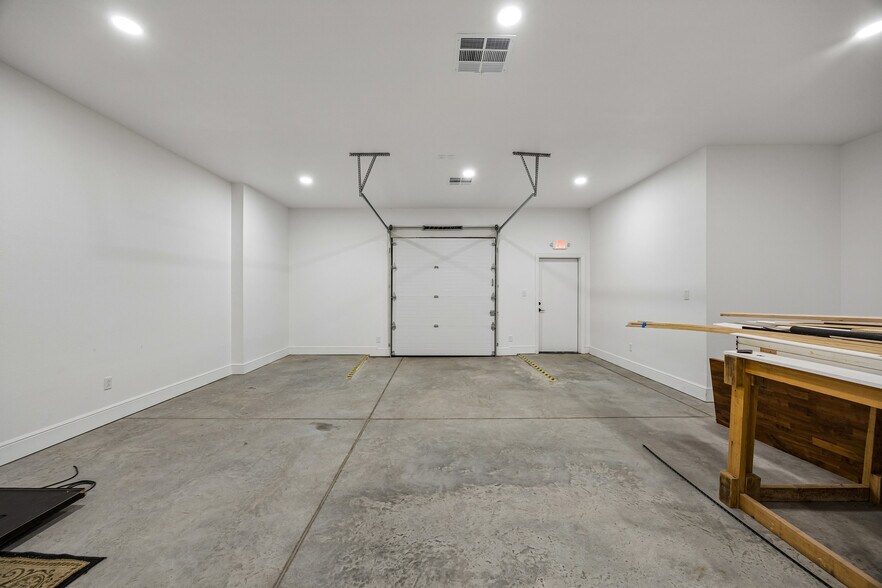 More Photos Of 908 Cresthaven Dr, Euless Showroom For Lease