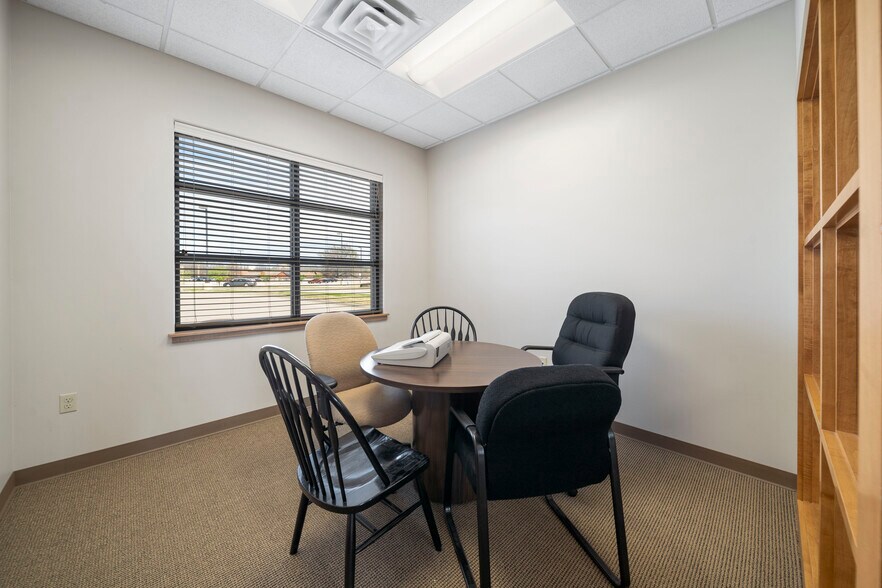 More Photos Of 7447 Riverside Pky, Tulsa Bank For Lease