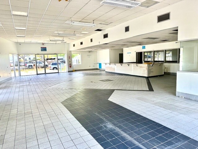 More Photos Of 7505 Blanding Blvd, Jacksonville Auto Dealership For Lease