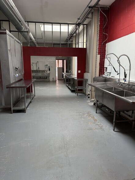 More Photos Of 3026-3030 W Carroll Ave, Chicago Warehouse For Lease