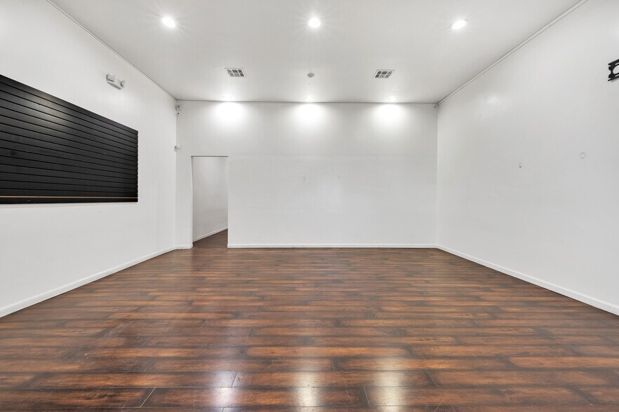 More Photos Of 11119-11123 Burbank Blvd, North Hollywood Storefront Retail Office For Lease