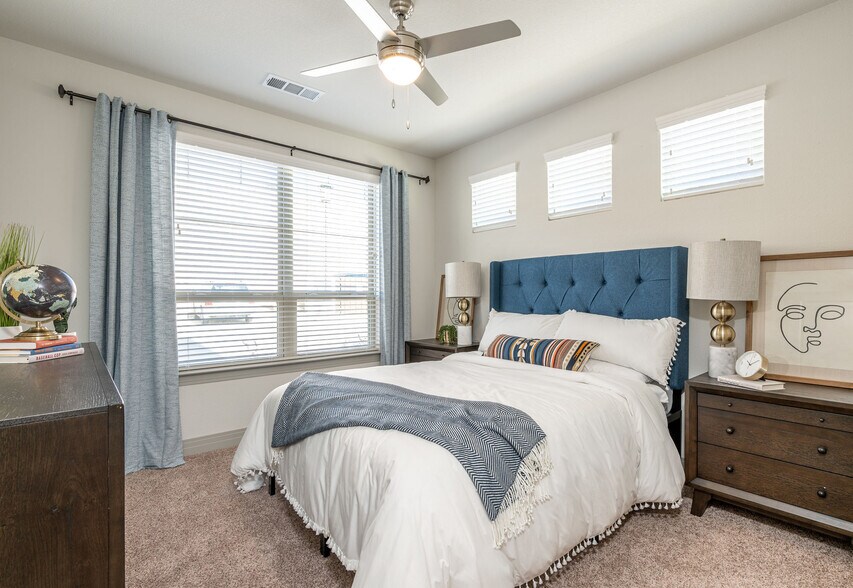 More Photos Of 900 Cinema Dr, Hudson Oaks Apartments For Lease