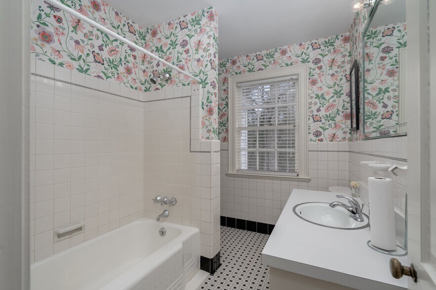 More Photos Of 2090 Eastern Ave, Nashville Office Residential For Sale