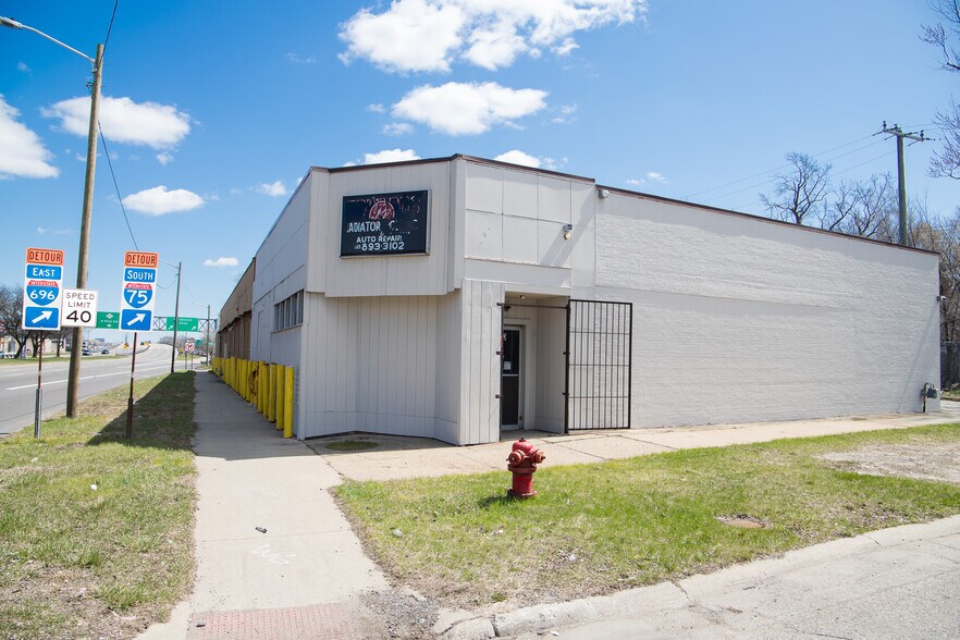 More Photos Of 300 E 8 Mile Rd, Detroit Warehouse For Lease