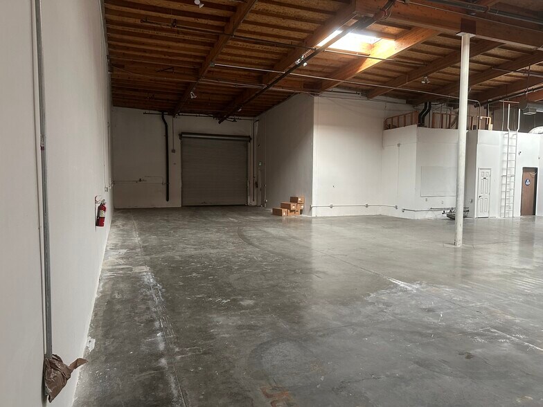 More Photos Of 41519 Cherry St, Murrieta Warehouse For Lease