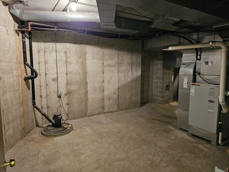 More Photos Of 1093 Appleton Rd, Menasha Office For Lease