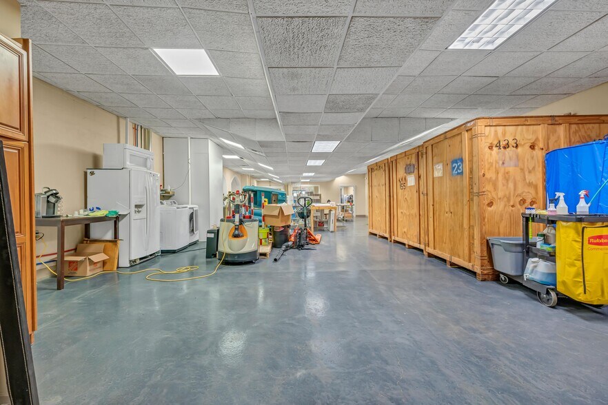 More Photos Of 2391 S Main St, Waterbury Showroom For Sale