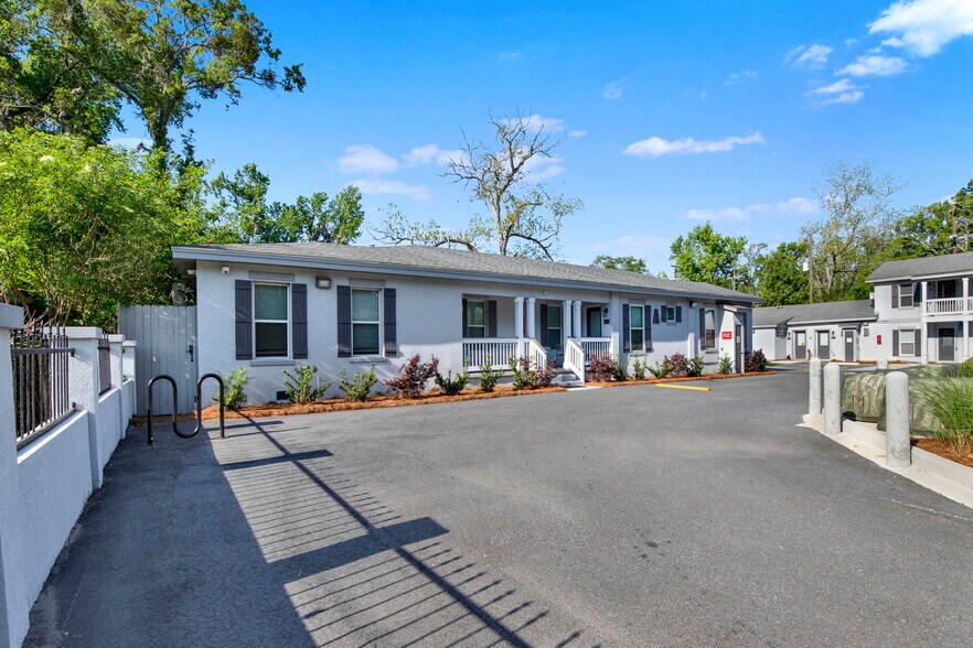 More Photos Of 733 W 52nd St, Savannah Apartments For Sale