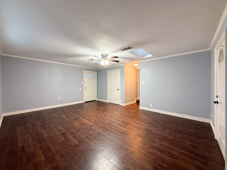 More Photos Of 211 Second St, Denton Flex For Sale