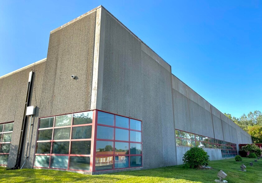 More Photos Of 1202 Thomas Beck Rd, Des Moines Flex For Lease