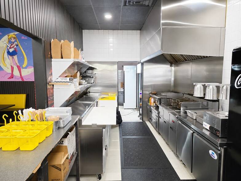 More Photos Of 1280 Boul Curé-Labelle, Laval Freestanding For Lease