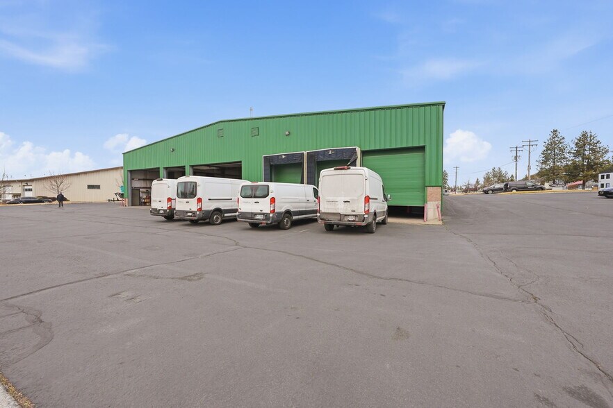 More Photos Of 273 SE 9th St, Bend Distribution For Lease