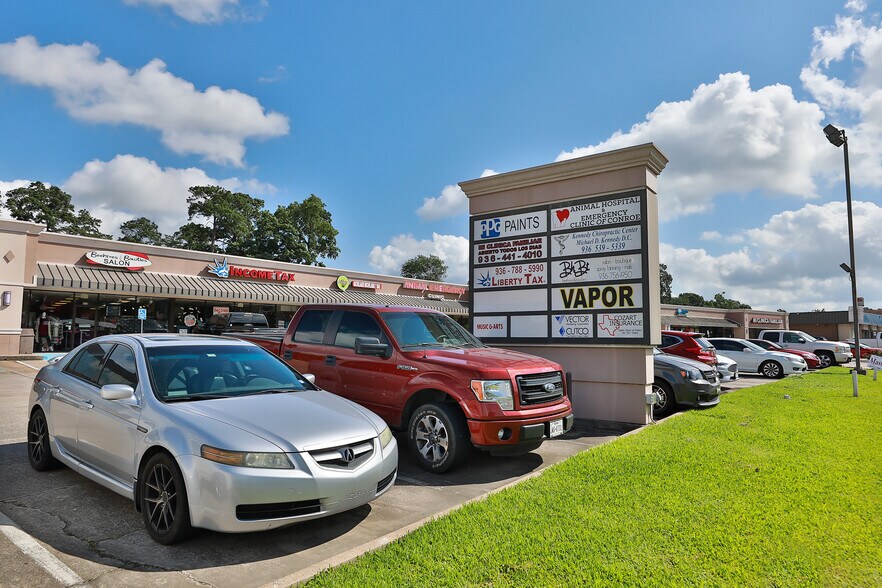 More Photos Of 902-932 W Dallas St, Conroe Freestanding For Lease