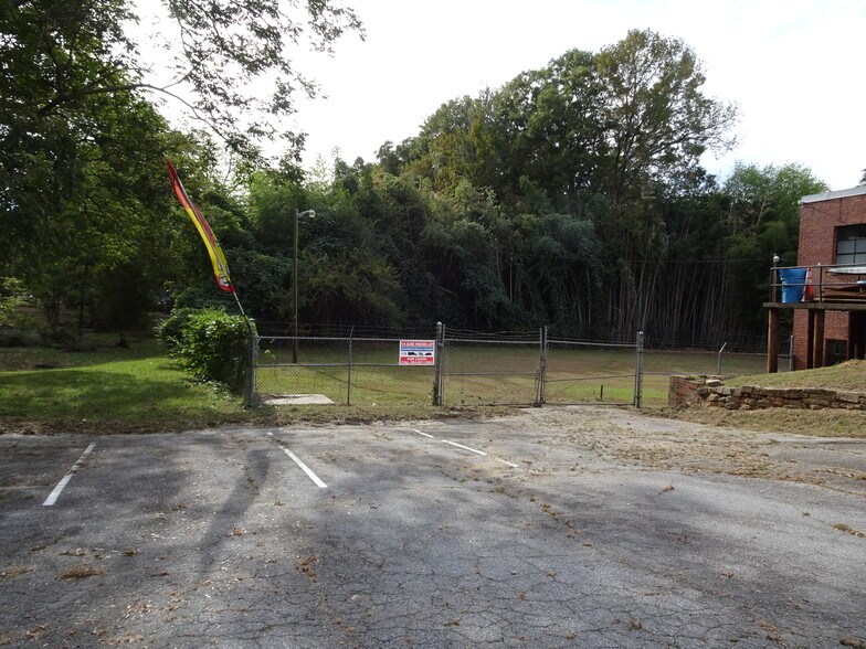 More Photos Of 910 Edgefield St, Greenwood Light Distribution For Sale