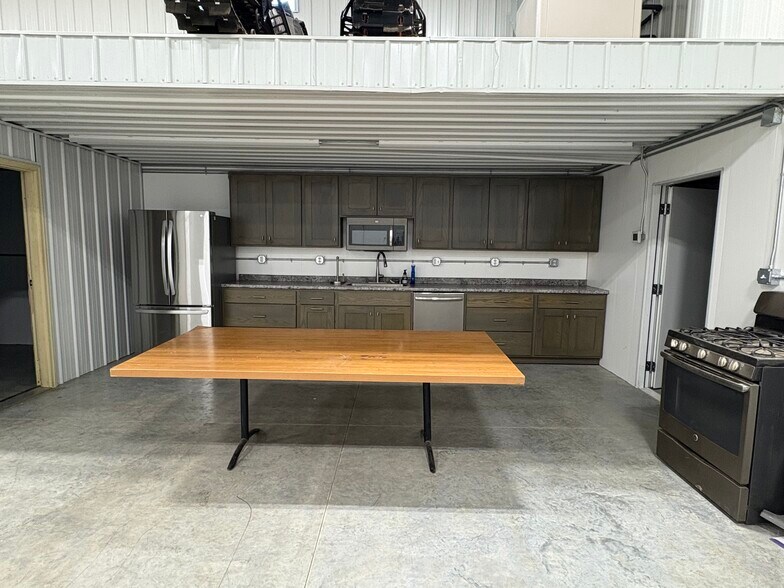 More Photos Of 2976 73rd St, Atkins Flex For Lease