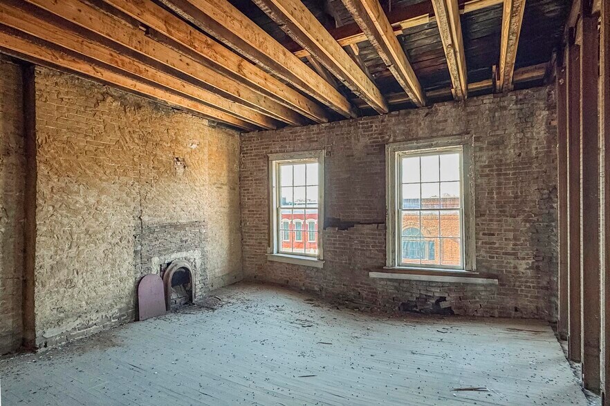 More Photos Of 706 N Main St, Columbia Office Residential For Sale