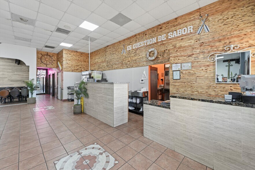 More Photos Of 918 W Plantation Dr, Clute Restaurant For Sale