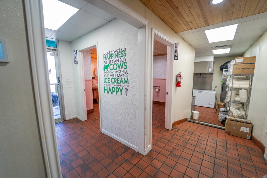 More Photos Of 102 S Main St, Victoria Storefront For Sale