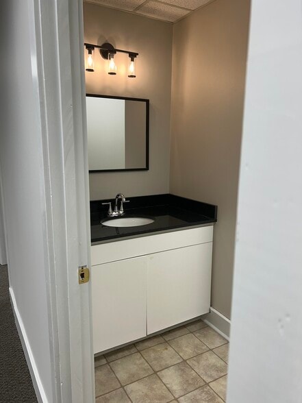 More Photos Of 880 S Pleasantburg Dr, Greenville Office Residential For Lease