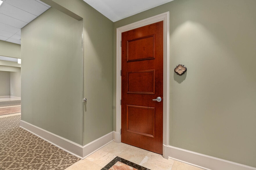 More Photos Of 7065 Westpointe Blvd, Orlando Medical For Sale