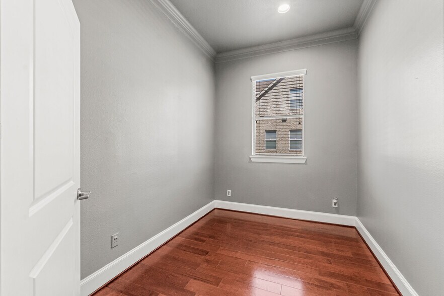 More Photos Of 25511 Budde Rd, The Woodlands Office For Sale