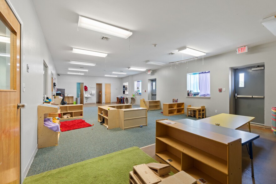 More Photos Of 185 Rebecca St, Gentry Office For Lease