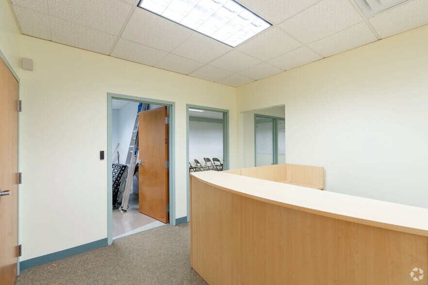 More Photos Of 8 Griffin Rd N, Windsor Office For Sale