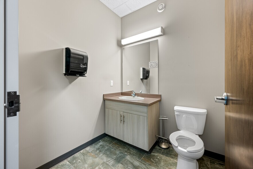 More Photos Of 5267 67 Av, Lloydminster Warehouse For Sale