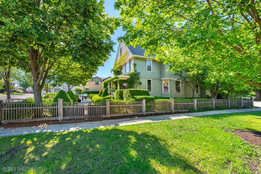 More Photos Of 428 W State St, Geneva Freestanding For Lease