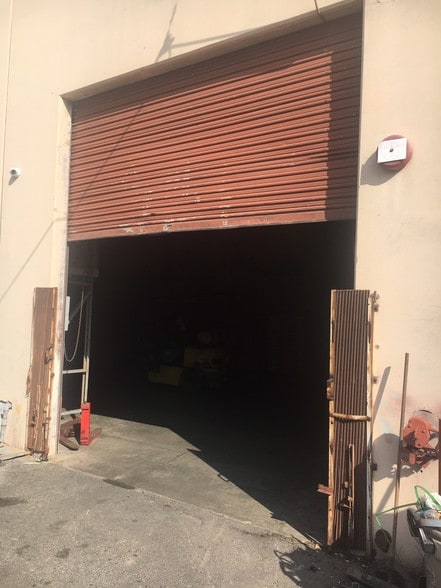 More Photos Of 711 E Rosecrans Ave, Los Angeles Manufacturing For Lease