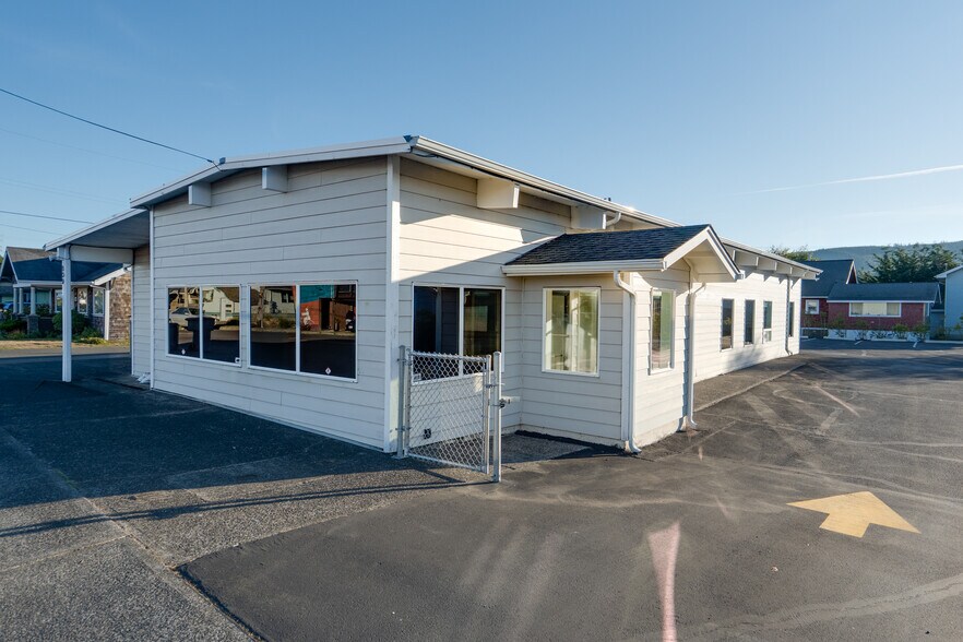 More Photos Of 809 S Holladay Dr, Seaside Showroom For Sale