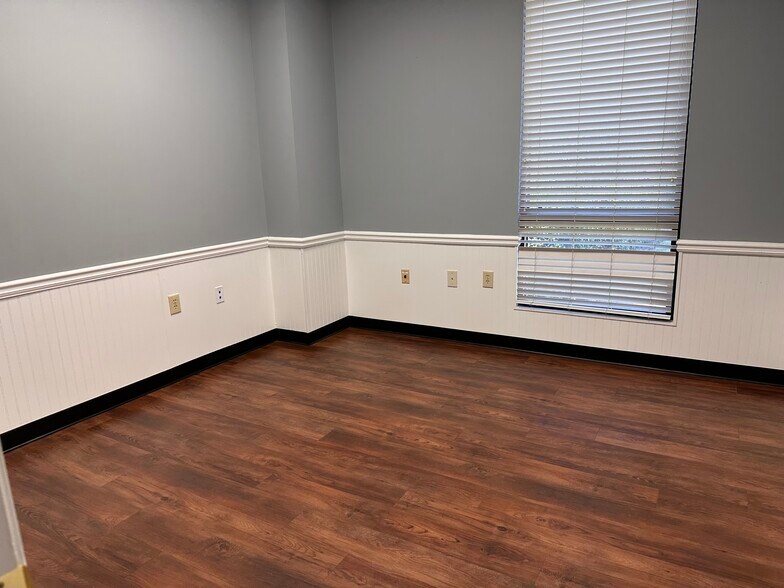 More Photos Of 297 Industrial Park Dr, Lawrenceville Warehouse For Lease