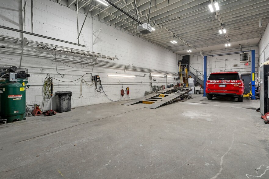 More Photos Of 5512 W 79th St, Burbank Storefront Retail Residential For Sale