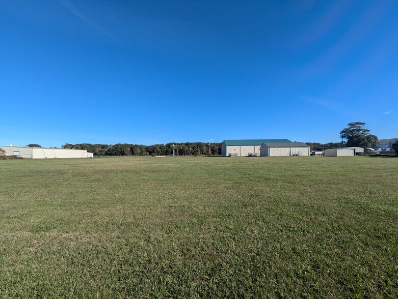 More Photos Of 5315 N Twin City Hwy, Nederland Warehouse For Lease