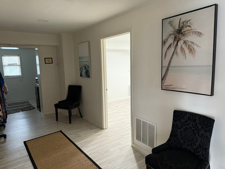 More Photos Of 235 9th Ave N, Jacksonville Beach Loft Creative Space For Lease