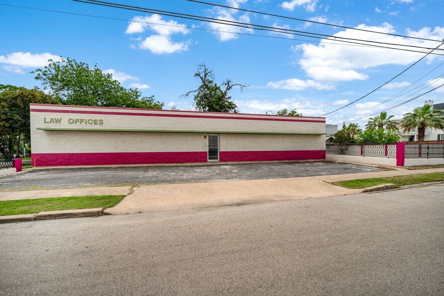 Primary Photo Of 201 W Poplar St, San Antonio Medical For Sale