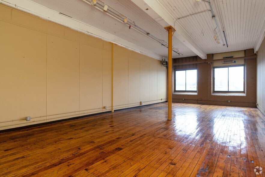 More Photos Of 4 Open Square Way, Holyoke Showroom For Lease
