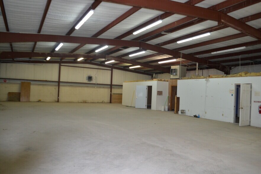 More Photos Of 835 W Sunrise Cir, Hobbs Showroom For Lease