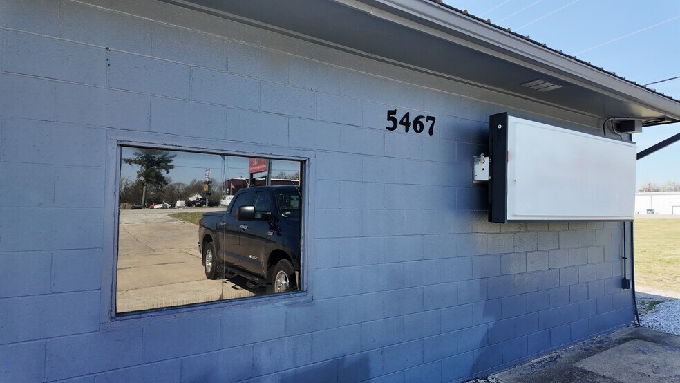 More Photos Of 5467 N Main St, Joplin Freestanding For Sale