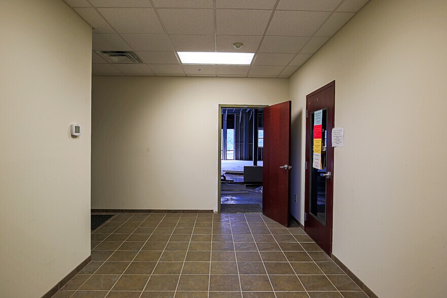 More Photos Of 8 Sheridan Sq, Kingsport Medical For Lease