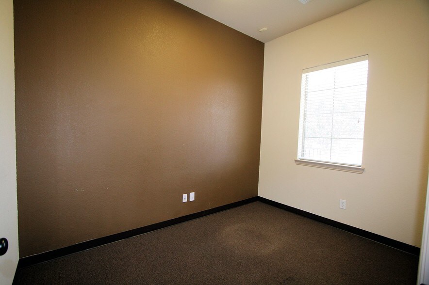 More Photos Of 200 S 14th St, Midlothian Medical For Sale