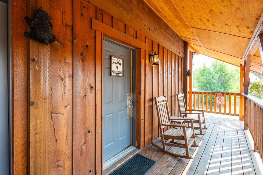 More Photos Of 486 S Middle Fork Rd, Garden Valley Hotel For Sale