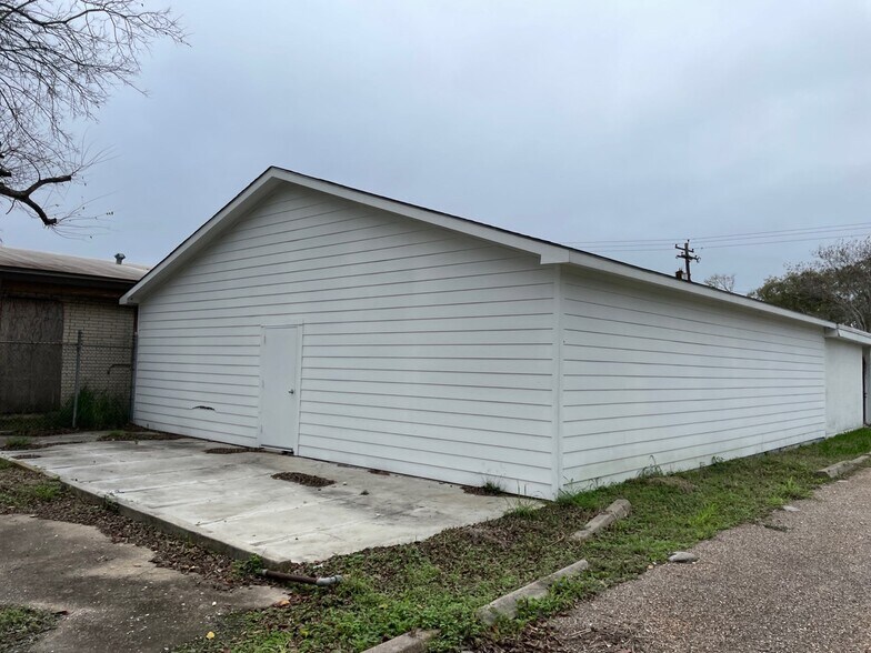 More Photos Of 5701 Martin Luther King Blvd, Houston Freestanding For Sale