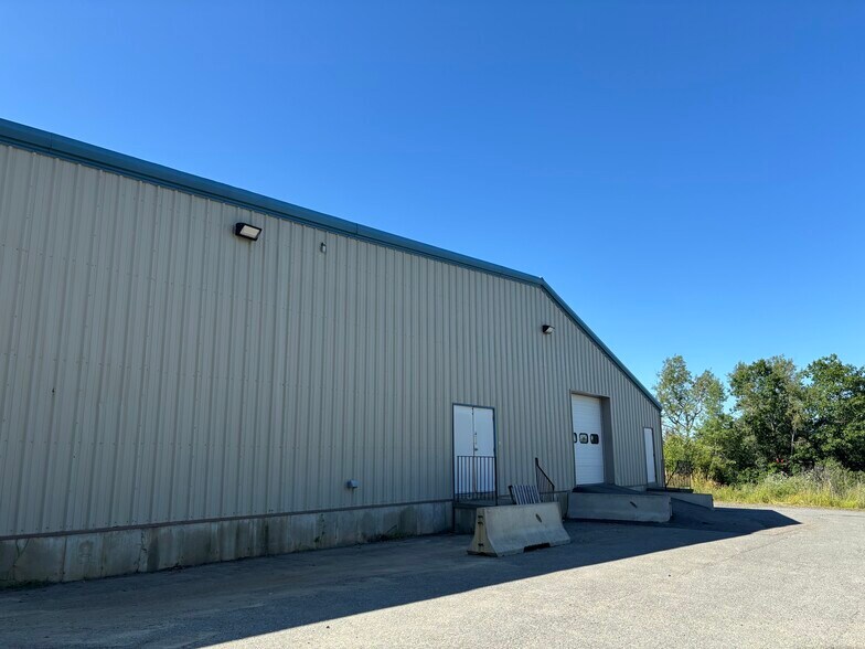 More Photos Of 29 Stillwater Ave, Orono Showroom For Lease