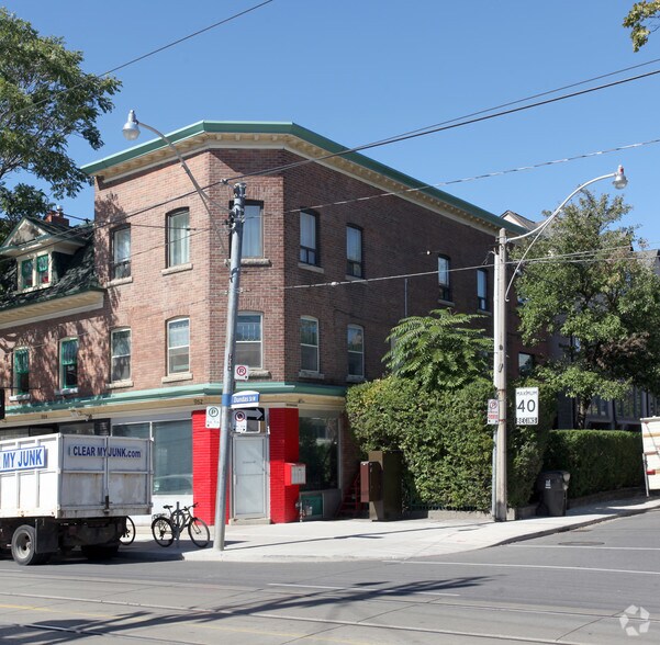 Primary Photo Of 982 Dundas St W, Toronto Storefront Retail Residential For Lease