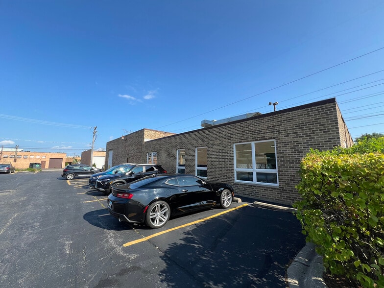 More Photos Of 221 Lively Blvd, Elk Grove Village Warehouse For Sale