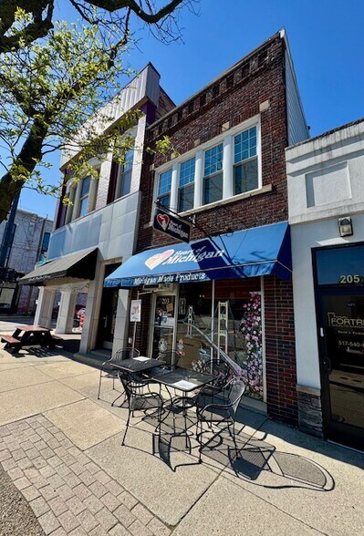 More Photos Of 203 W Grand River Ave, Howell Storefront Retail Office For Sale